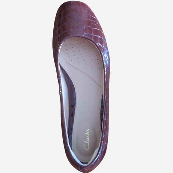 Clarks, merlot crocodile patent leather ballet flats size 8 - Picture 3 of 5